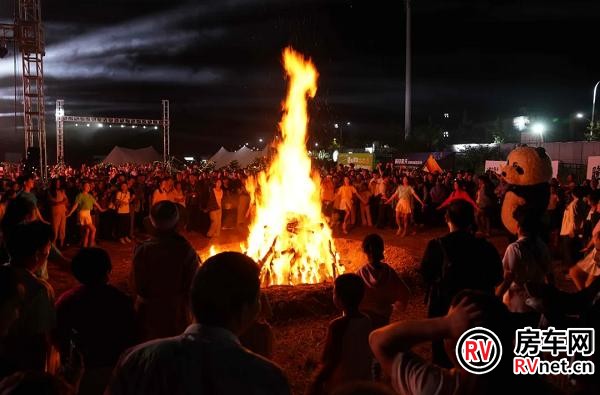 房车网 图:露营节嘉年华活动现场