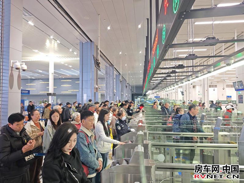 房车网 1月4日,港珠澳大桥珠海公路口岸迎来出境高峰。田佳琪摄