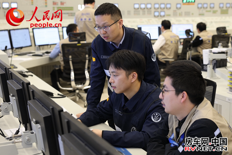 房车网 1月4日,工作人员在总调度室实时监控漳州核电机组运行情况。人民网 苏海森摄