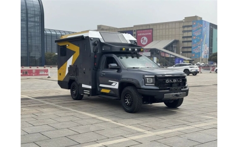 霞客乐大道机甲牛房车2025版以硬核越野性能与豪华旅居配置融合为核心，适配4人舒适出行需求，兼具城市通勤与野外探险的双重场景适配能力，是国产高端房车领域的创新力作