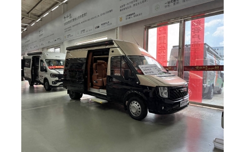 卫航福顺商旅房车作为一款定位“商旅兼顾”的多功能车型，以方正大气的外观、实用丰富的配置及人性化的空间设计，满足了用户对商务接待与旅行居住的双重需求