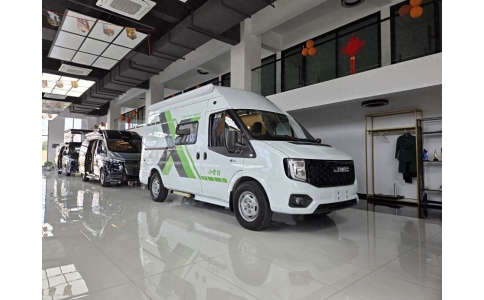 24万的卫航小雪豹车，车长5.4米房车，以其出色的性能和丰富的配置备受关注