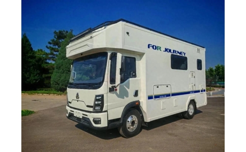 基于中国重汽豪沃统帅Pro底盘打造的房车，以38.4万元的亲民定价、蓝牌C照的准入门槛，以及4平方米露台、双床系统等创新配置，成为2025年房车市场的现象级产品