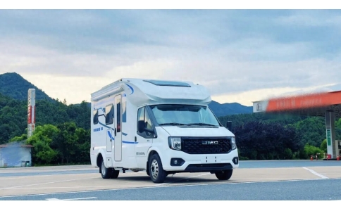 飞翔福顺 T 型房车，它以&ldquo;车 + 家&rdquo;的独特魅力，让车轮上的生活轻松落地，成为性能座驾与移动家园的完美结合体