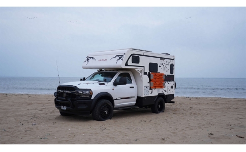 在越野房车领域，康派斯道奇公羊RAM 4500凭借其强悍的越野性能、精致的旅居配置以及美式硬派的设计风格，成为长途穿越与家庭旅行的理想选择