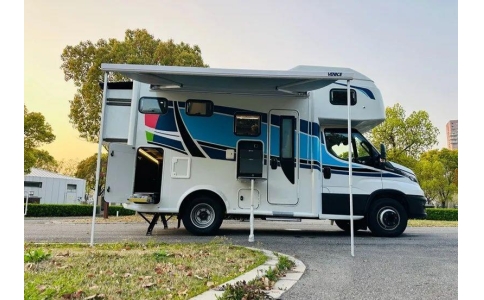 威尼斯V6双拓展房车依托6.5吨进口依维柯底盘打造，在底盘性能、空间拓展、配置丰富度上实现全面升级