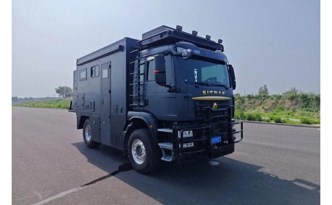 重汽汕德卡底盘打造的重卡房车，凭借方舱式拓展结构、军工级动力系统及媲美公寓的内部配置，成为长途探险与高端旅居的标杆之作