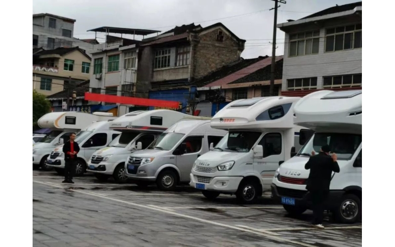 百辆房车走进湖南省湘西土家族苗族自治州永顺县芙蓉镇 畅游神秘湘西