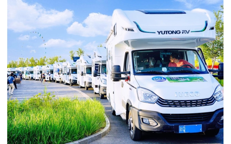 “一天经历四季，一路看尽新疆美景！”6月18日，2023新疆公路通车节在克拉玛依正式启幕，新疆最美公路通车 央视聚焦百辆宇通房车穿越独库