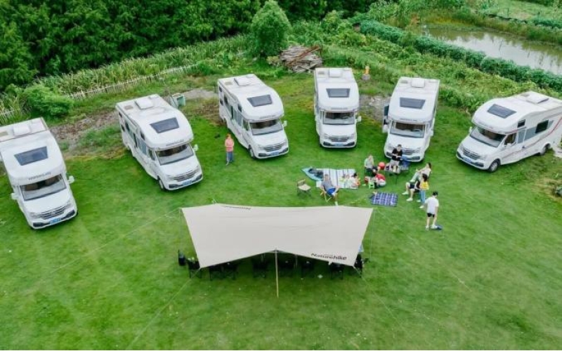 房车旅行成暑期消费“新爆点”，玩到哪儿住到哪儿？车型/路线选择有门道