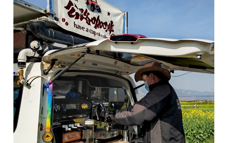 油菜花海中的房车咖啡馆