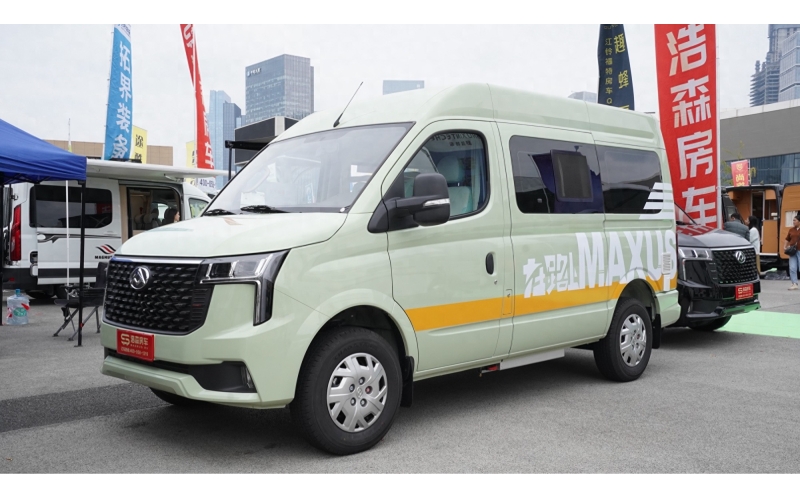 大通V80短轴中顶宿营车以其独特的设计理念和全面的功能配置成为了户外探险和休闲旅行的理想选择