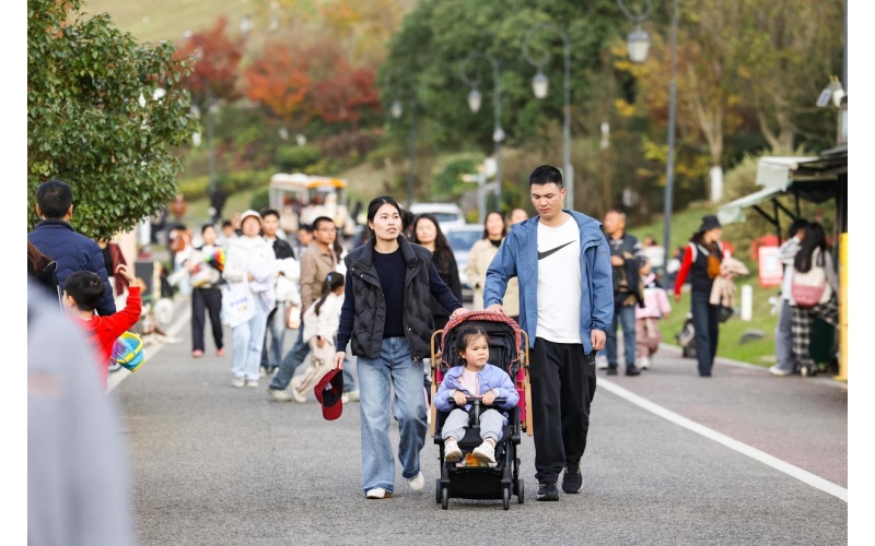图集 冬日暖阳 贵州省贵阳市贵安新区月亮湖公园里游客多