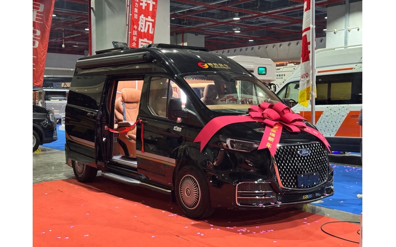 福特T6商旅旗舰版房车以其独特的商旅两用设计、精致的内部布局以及强大的功能配置，成为了众多旅行爱好者和商务人士的理想选择