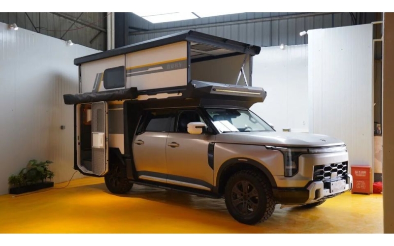 日产Z9升顶房车以硬核机甲美学与全域智能配置满足长途穿越与城市通勤的双重需求，堪称“移动的智能堡垒”