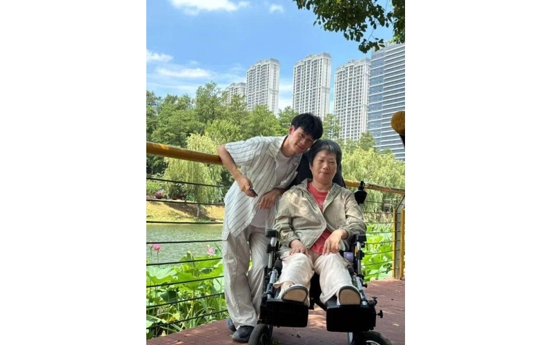 “真男人mvp！”26岁湖北小伙带偏瘫母亲房车旅行获百万点赞：不想让她只在家看天