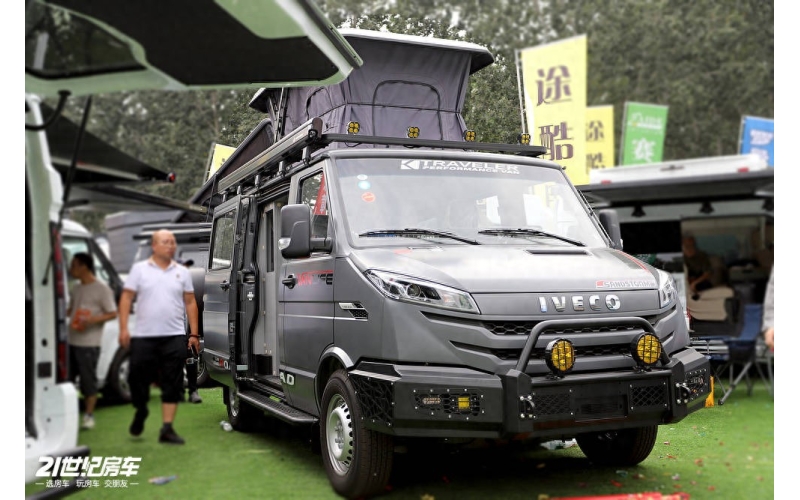 华云途骏电动升顶宿营车具备极高的性价比。同时配置并未缩水 —— 电动升顶、人体工学座椅、35L 冰箱、专业越野装备等均为标配，无需额外加装即可满足户外出行需求。