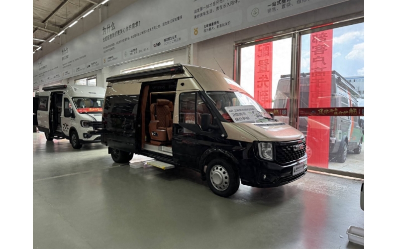 卫航福顺商旅房车作为一款定位“商旅兼顾”的多功能车型，以方正大气的外观、实用丰富的配置及人性化的空间设计，满足了用户对商务接待与旅行居住的双重需求