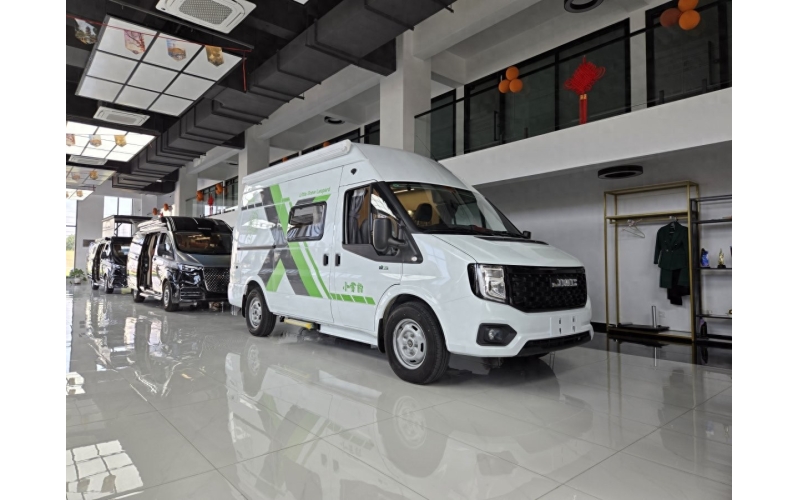 24万的卫航小雪豹车，车长5.4米房车，以其出色的性能和丰富的配置备受关注