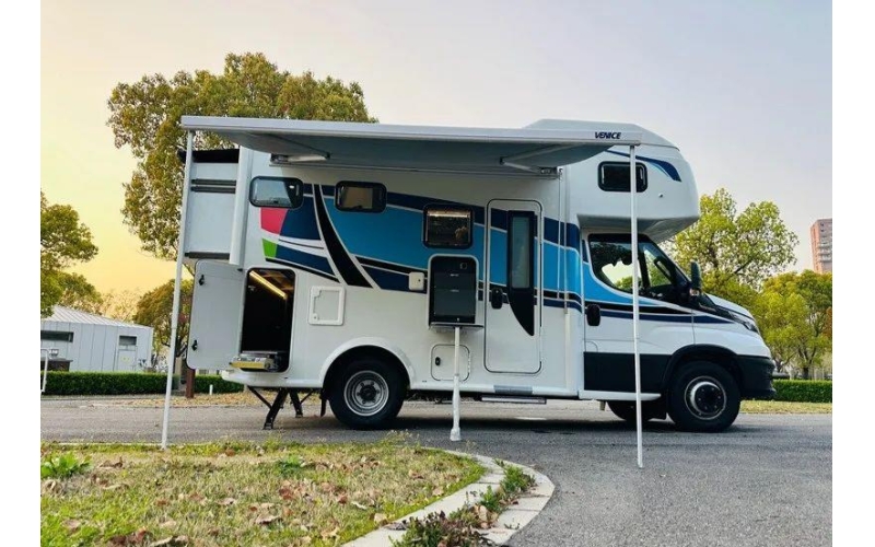 威尼斯V6双拓展房车依托6.5吨进口依维柯底盘打造，在底盘性能、空间拓展、配置丰富度上实现全面升级