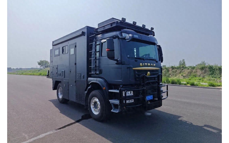 重汽汕德卡底盘打造的重卡房车，凭借方舱式拓展结构、军工级动力系统及媲美公寓的内部配置，成为长途探险与高端旅居的标杆之作
